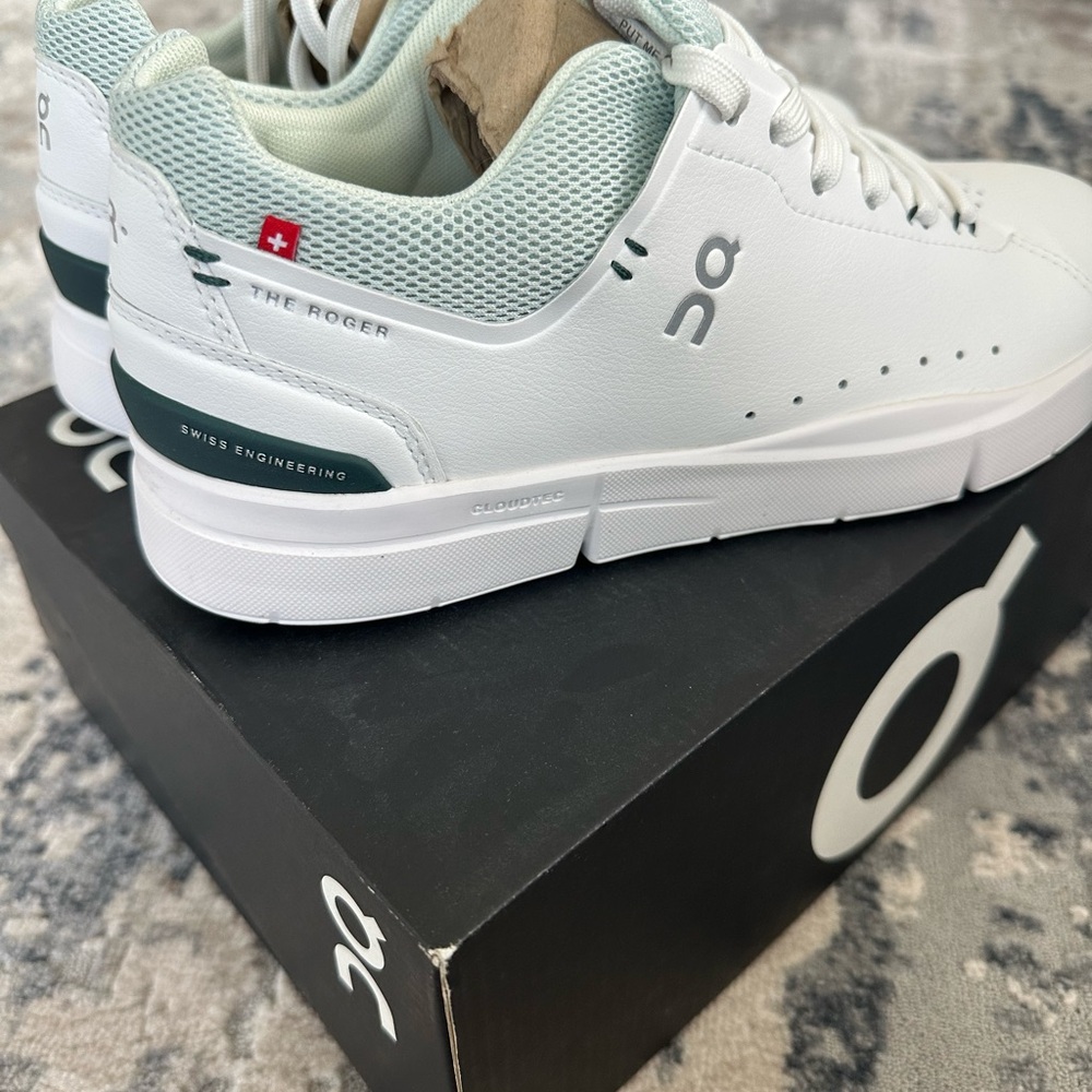 ON The Roger Women’s sneaker Size 8. NEW NEVER BEEN WORN. Overall white w/green